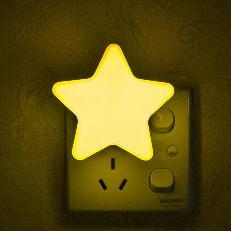 Luz de Presença LED Estrelas | Candeeiro de Tomada (UE/EUA) | Decoração para Quarto e Corredor