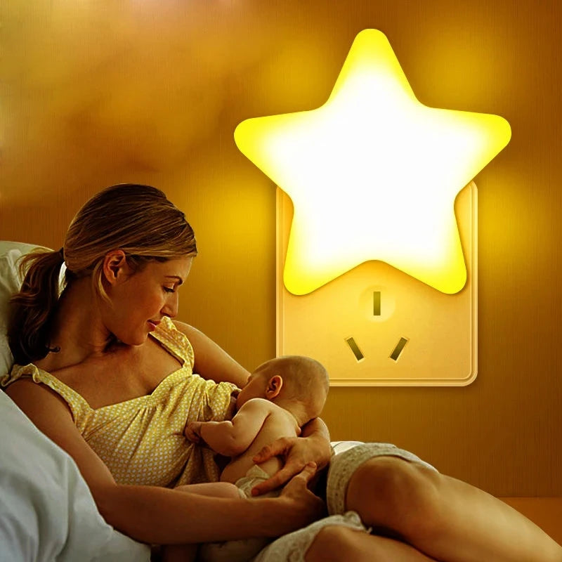 Luz de Presença LED Estrelas | Candeeiro de Tomada (UE/EUA) | Decoração para Quarto e Corredor