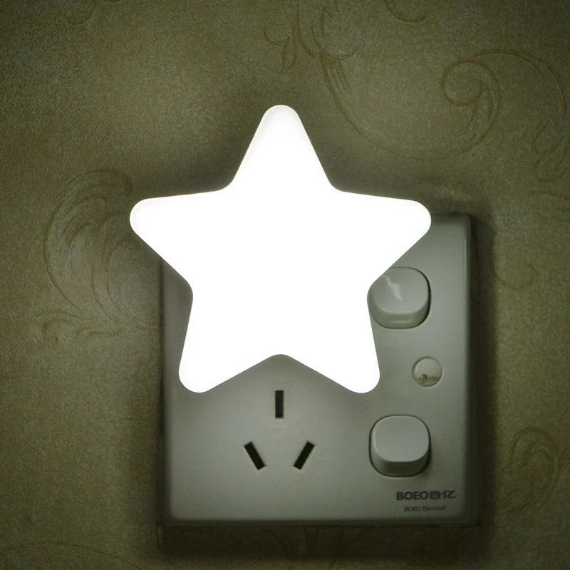 Luz de Presença LED Estrelas | Candeeiro de Tomada (UE/EUA) | Decoração para Quarto e Corredor