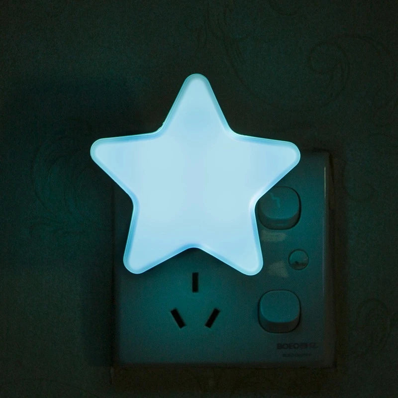 Luz de Presença LED Estrelas | Candeeiro de Tomada (UE/EUA) | Decoração para Quarto e Corredor
